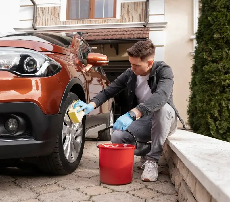 Lavage auto à domicile Ceyssac : professionnel intervenant sur un véhicule